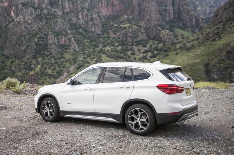 2019 BMW X1 xDrive28i in Alpine White from a rear left three-quarter view